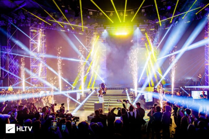 NaVi сыграла в первом матче плей-офф IEM Katowice 2023 против Outsiders