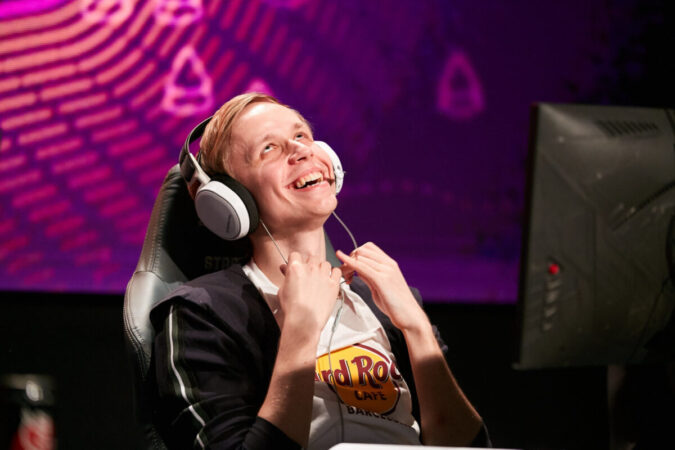 Хайлайт наоборот. VANSKOR умудрился умереть, когда все соперники вылетели из игры