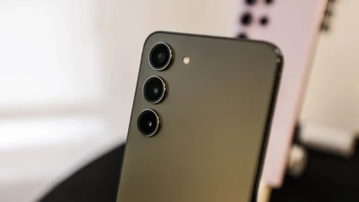 Samsung запатентовала концепцию смартфона с четырьмя складными панелями