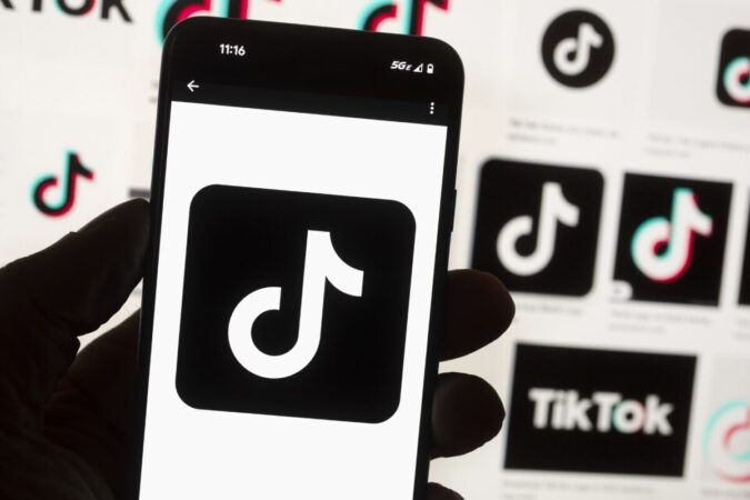 Ошибка TikTok: внутренний инструмент AI-аватаров позволил создавать видео с цитатами Гитлера
