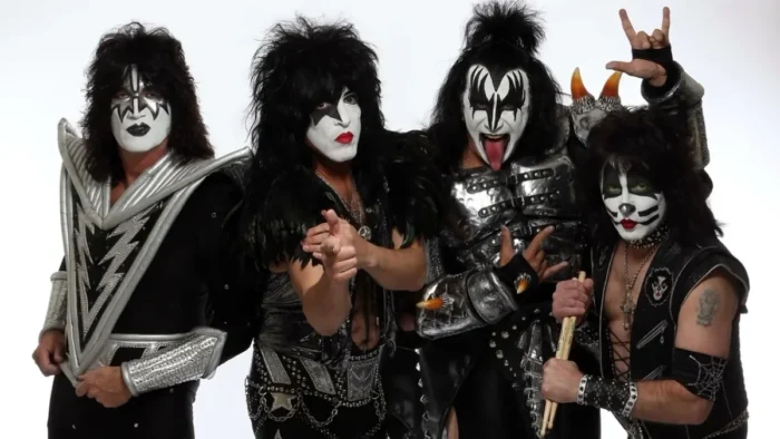 Музыкант группы KISS погиб в автокатастрофе