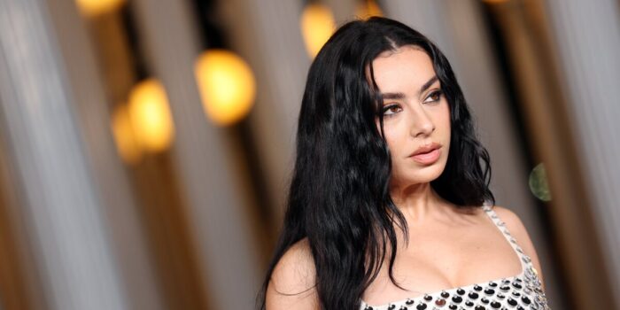 Charli XCX объединяется с культовым японским режиссёром ужасов Такаси Миикэ