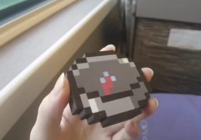 Энтузиастка собрала рабочий компас из Minecraft