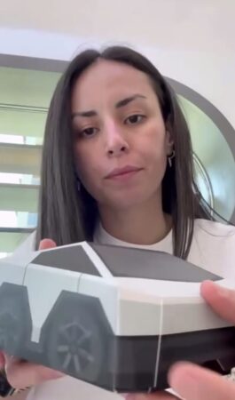 Девушка показала блюда из ресторана Tesla Diner