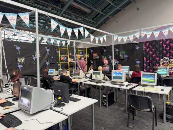 От ностальгии по старым играм до очень дорогого симулятора Формулы-1 — как прошел первый день Unicon & Game Expo Minsk 2025