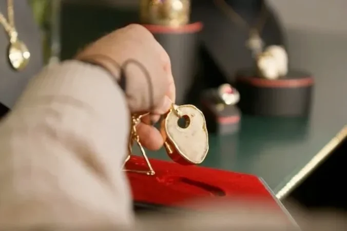 Элтон Джон сделал украшение из своих коленных чашечек