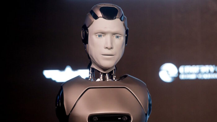 Первый отечественный антропоморфный ИИ-робот… упал