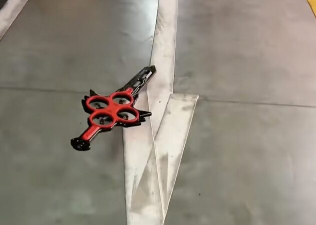 Китаец изобрел дроны-мечи, управляемые жестами